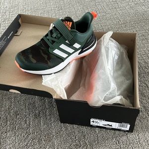 Adidas camo sneakers NIB size 4.5 rapidasport